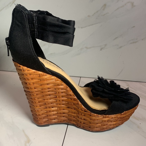 Gianni Bini Black Satin Floral Woven Platform Wedge Heels Size 6.5 New with Box - Picture 3 of 10